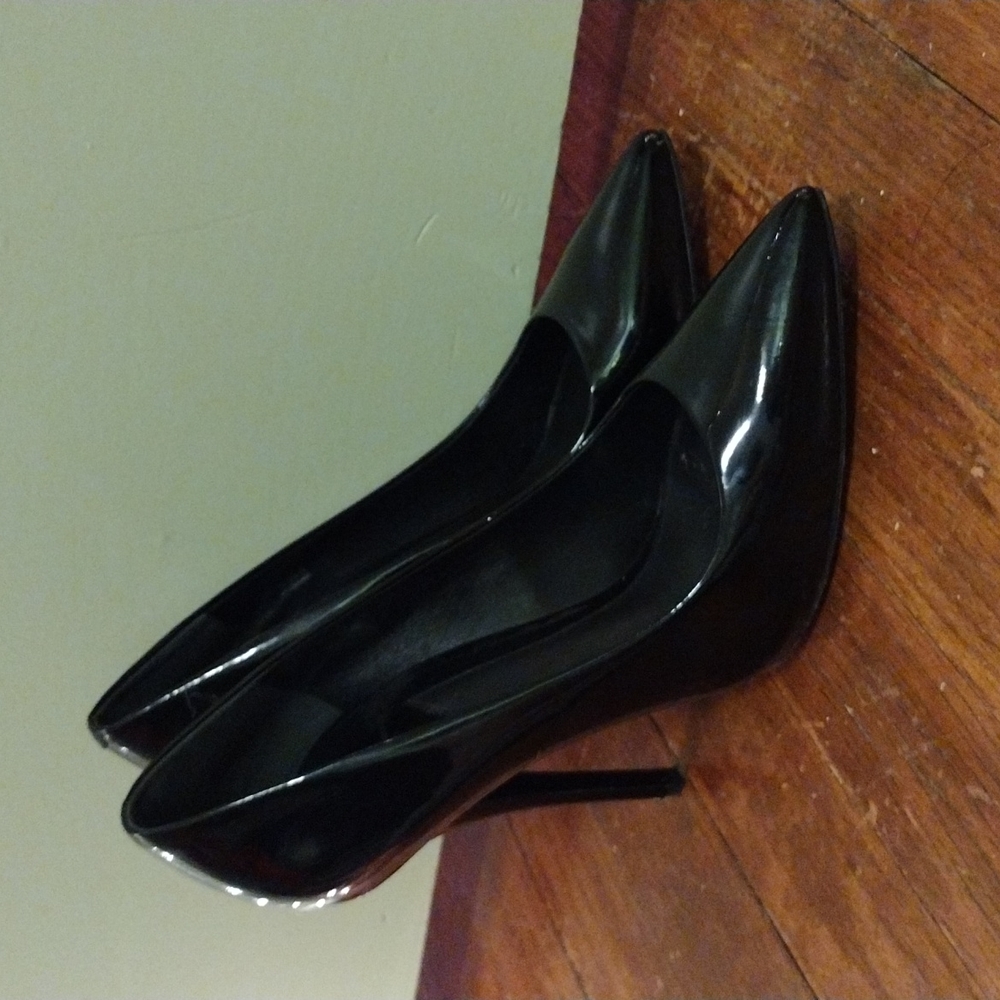 Women's Brian Atwood size 8 pumps - blk patent leather stud high heel pointy toe